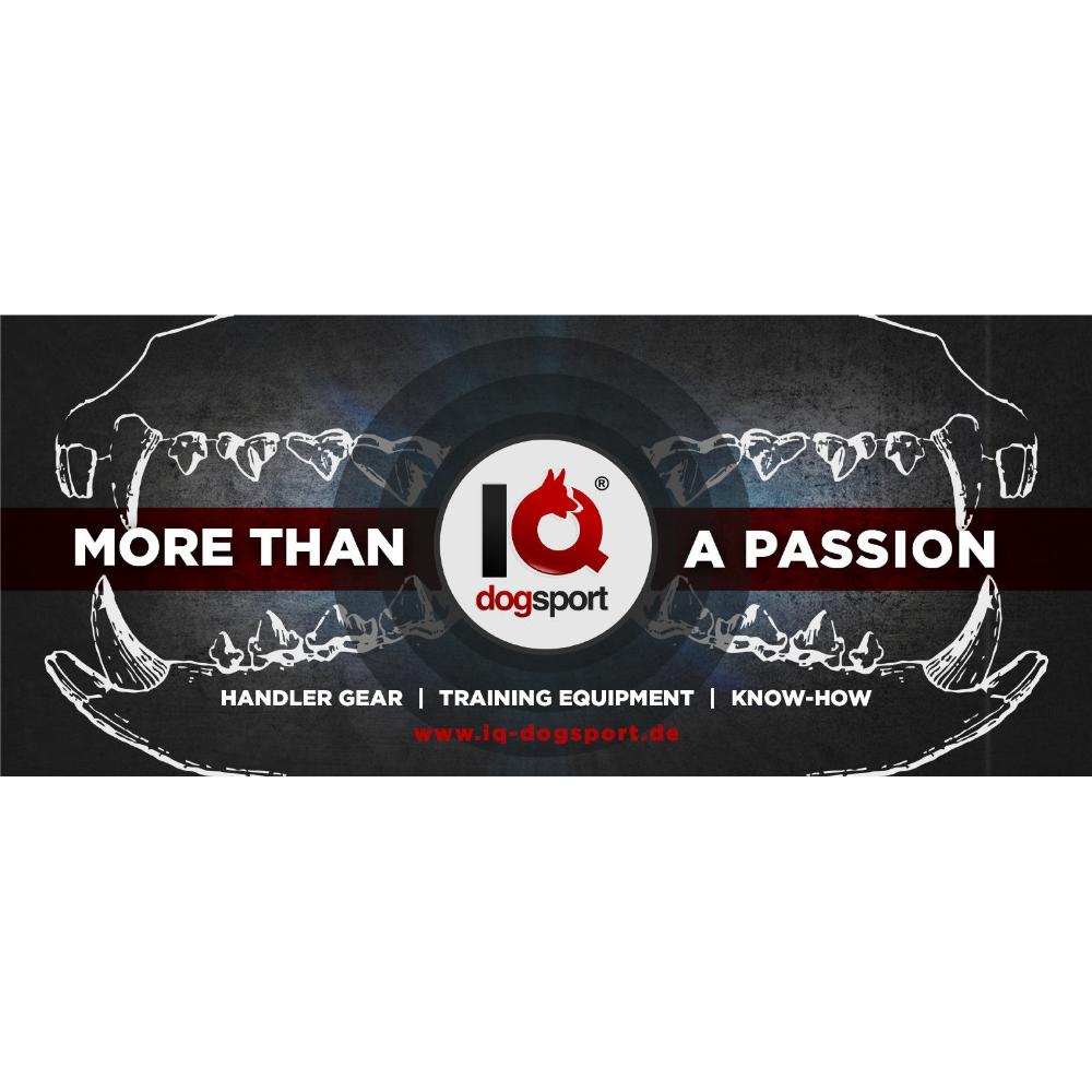 Banner mit IQ Dogsport Logo und Slogan "More than a Passion". Hintergrund Hundezähne