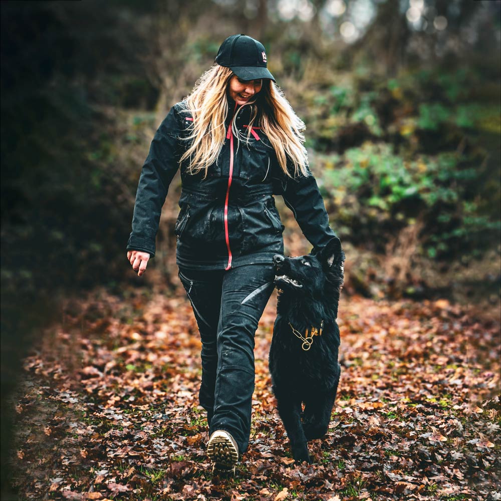Frau mit Schäferhund in IQ Trainingsjacke 2.0