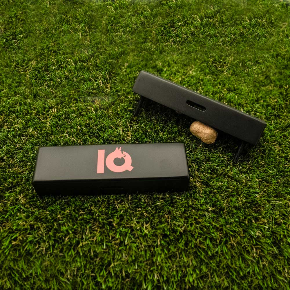 Trainingstool für Fährtenarbeit mit Hund Funktion gezeigt im Gras