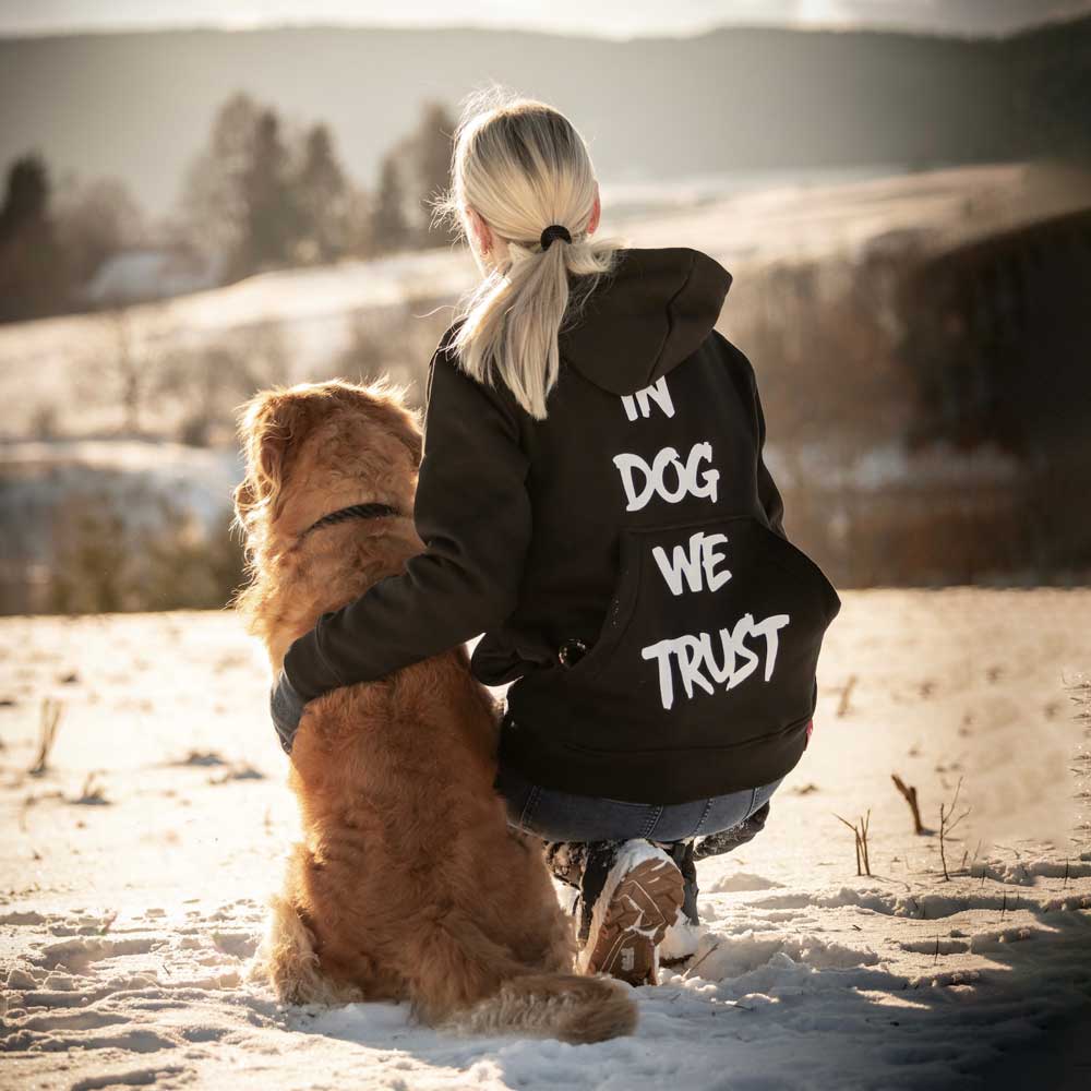 Hoodie mit Futtertaschen, Rückentasche und Loops für modulare Futtertasche im Hundetraining In Dog We Trust 