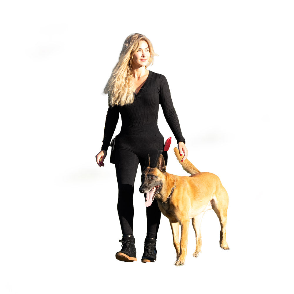 Hundesportlerin trägt IQ Performance Leggings beim Training mit Hund