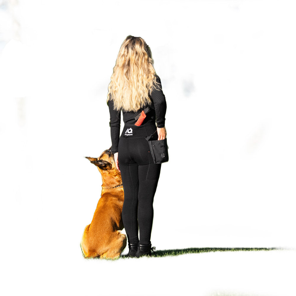 Hundesportlerin trägt IQ Performance Leggings mit Spielzeug in Rückentasche und angebrachter modularer Futtertasche