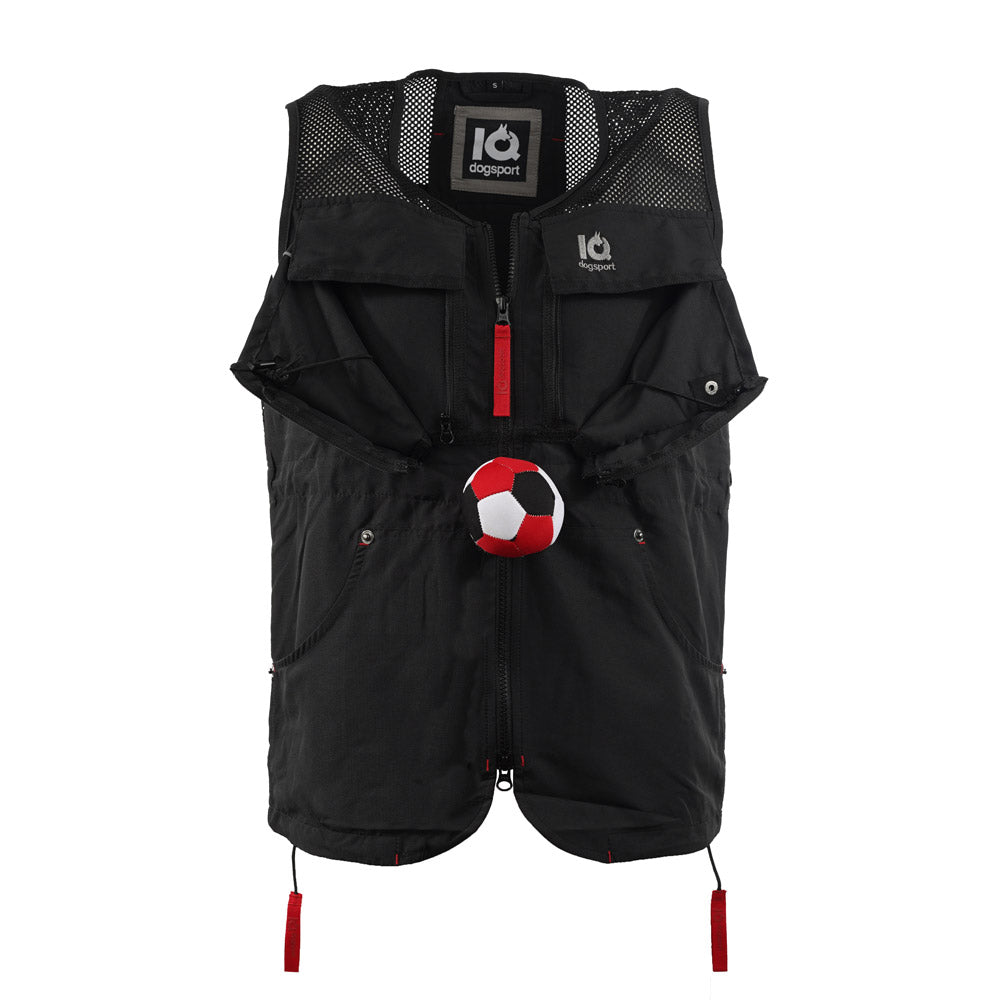 IQ Sommerweste mit herausfallender Belohnung aus der Brusttasche im Hundetraining