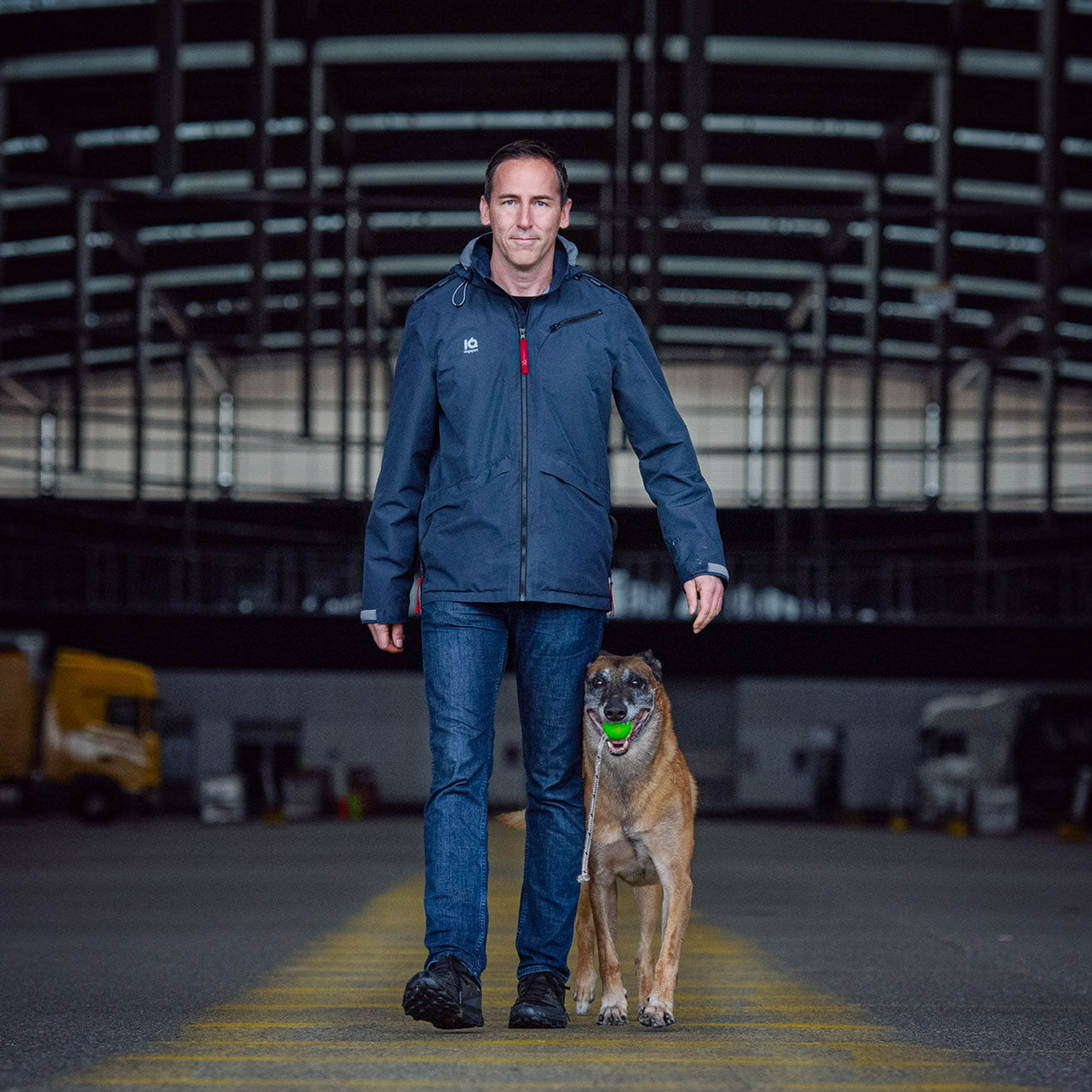 Florian beim Fußlaufen im Hundetraining mit Allround Jacke für Training, Spaziergänge und wechselndes Wetter mit Futtertaschen und Rückentasche