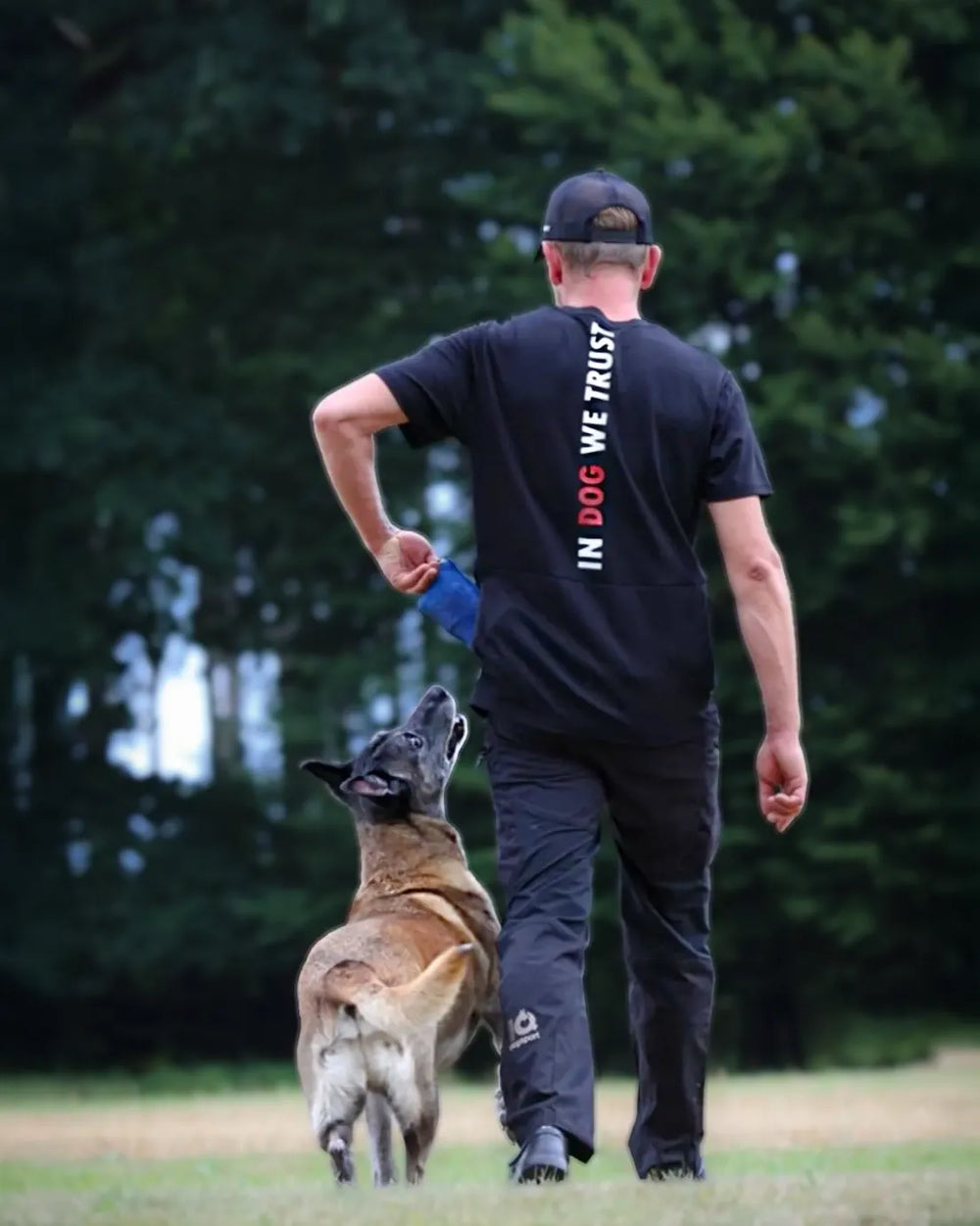 Mann zieht ein blaues Spielzeug aus der Rückentasche seines IQ Performance T-Shirts