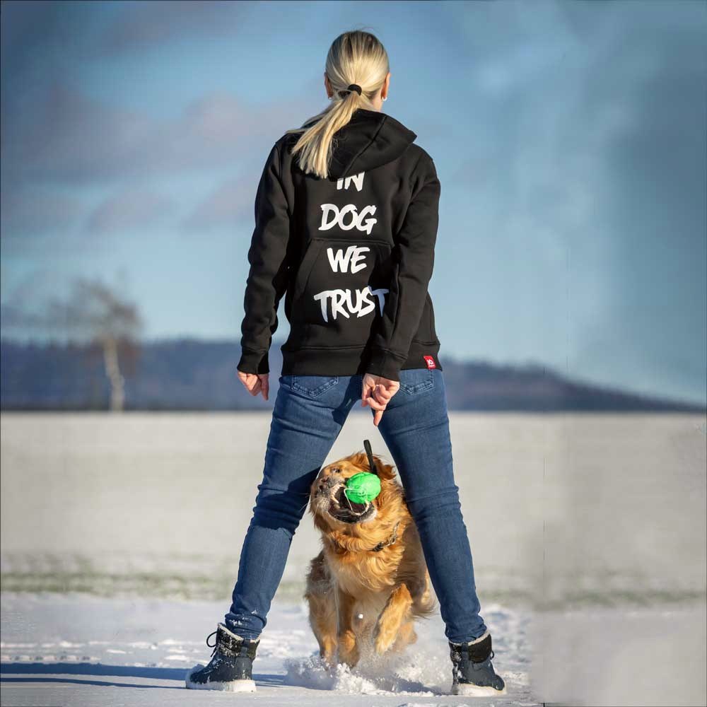 Rückenansicht IQ Trainingshoodie mit Print, Hund im Fuß im Schnee