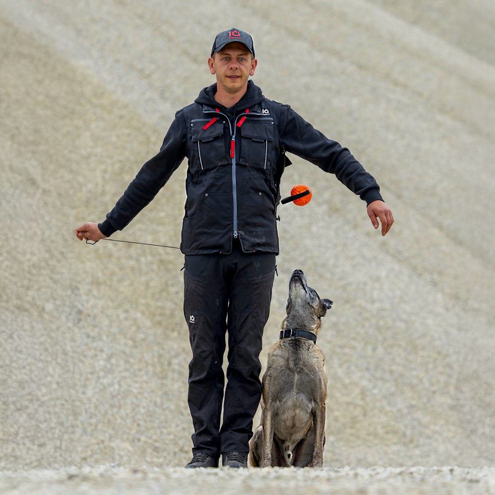 Hundeführer in IQ Hundesportweste, Ball fällt aus der patentierten Brusttasche