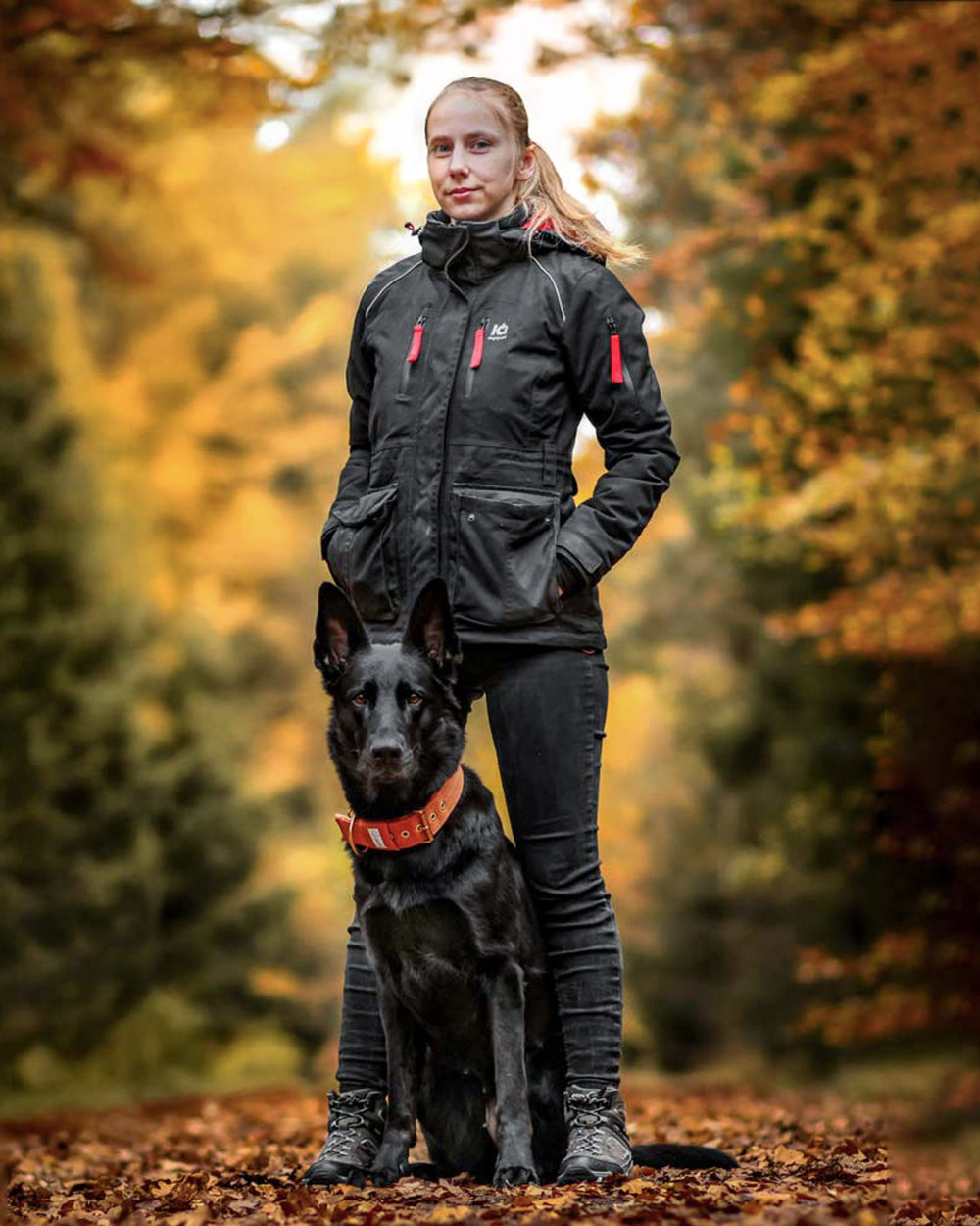 Hundeführerin in IQ Multifunktionsjacke mit Schäferhund im Herbst