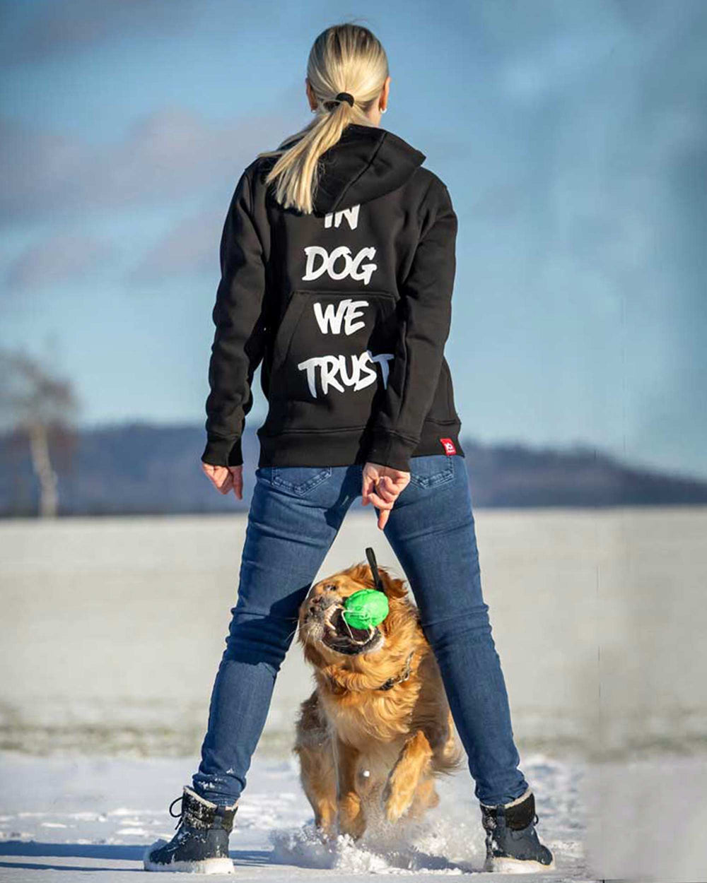 Rückenansicht IQ Trainingshoodie mit Print, Hund im Fuß im Schnee
