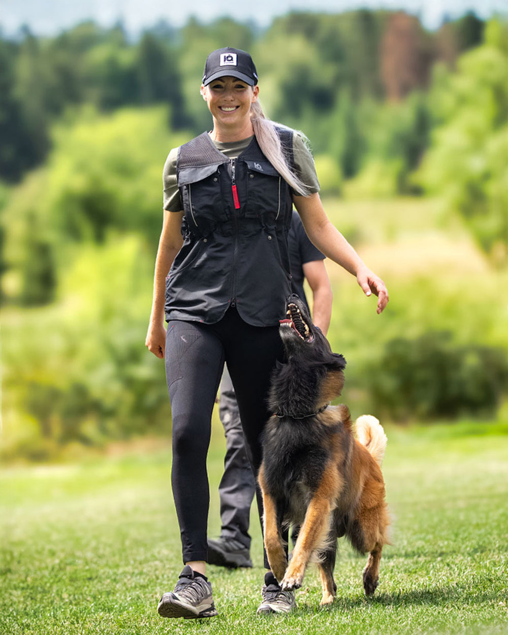 Hundeführerin in IQ Hundesportweste, Ball fällt aus der patentierten Brusttasche