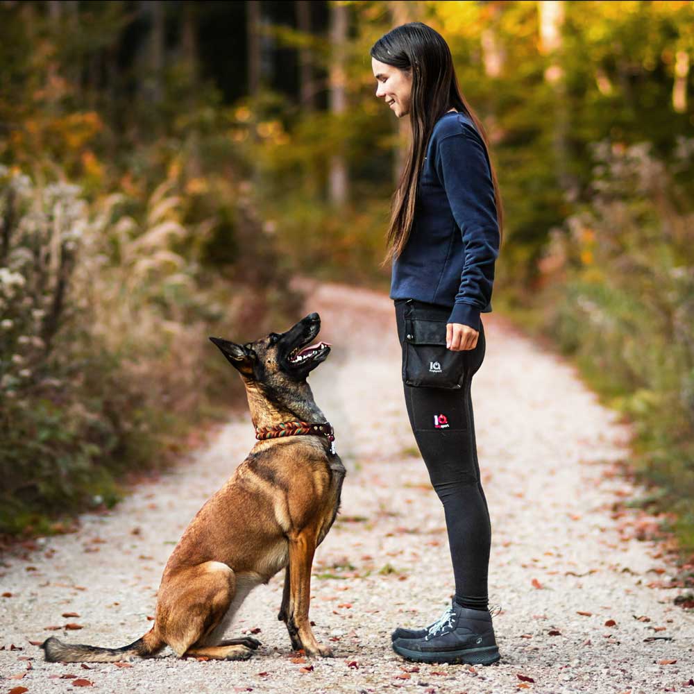 Hundeführerin in Performance Leggings für Hundesport und Unterordnungstraining