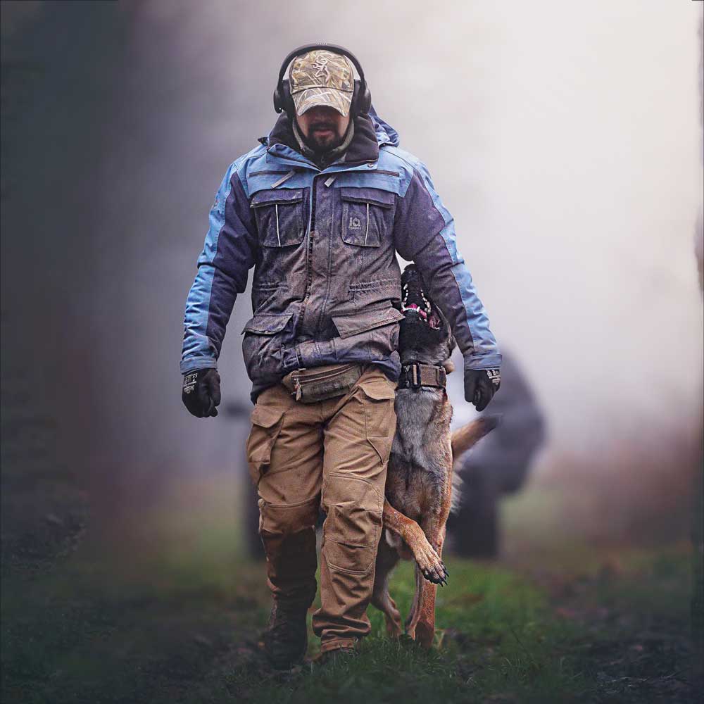 Mann mit Malinois in IQ Multifunktionsjacke 3.0
