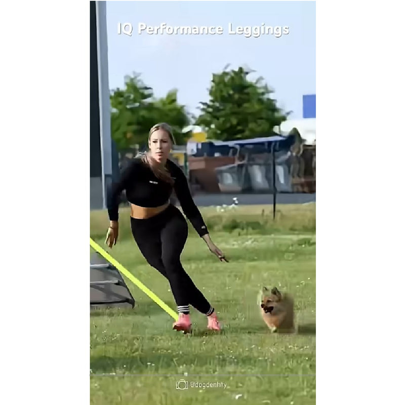 Agility Hundeführerin mit Hundesport Leggings in Aktion