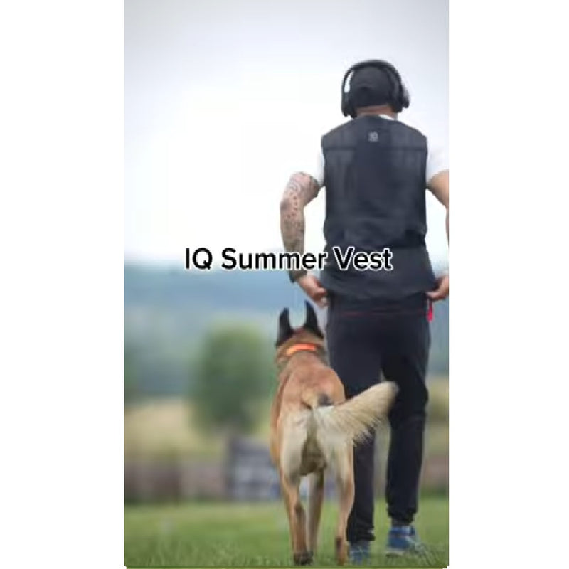 Hundeführer mit der IQ Sommerweste und Magnettasche 