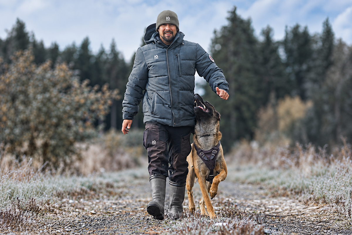 Tino mit IQ Winterparka und Hund beim Training