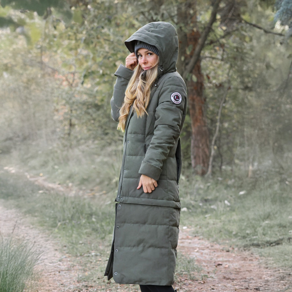 Dame in 2in1 Wintermantel mit Rückentasche und Futtertasche von der Seite