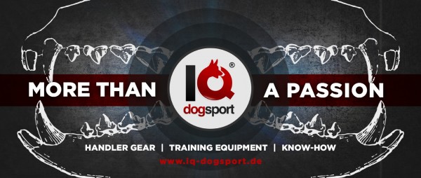Banner mit IQ Dogsport Logo und Slogan "More than a Passion". Hintergrund Hundezähne